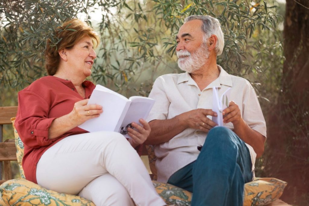 Couple adulte lisant un livre