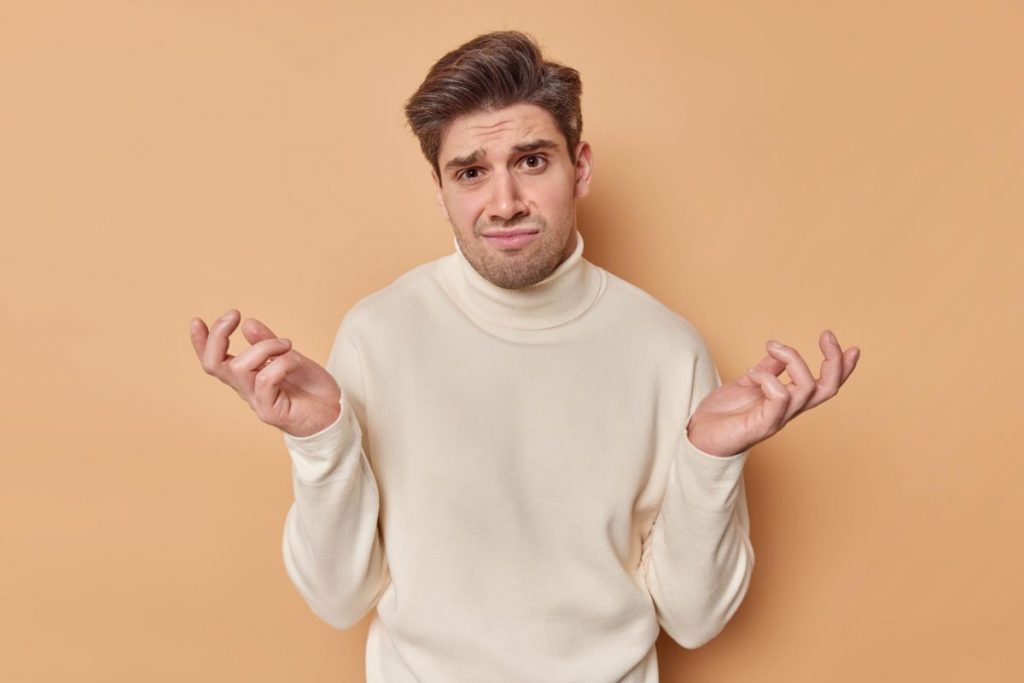 Jeune homme illettré se pose des questions