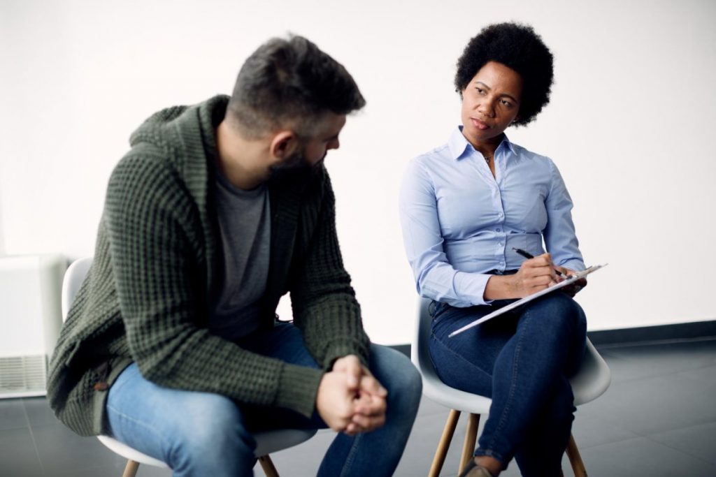 Jeune femme psychologue écoute son patient