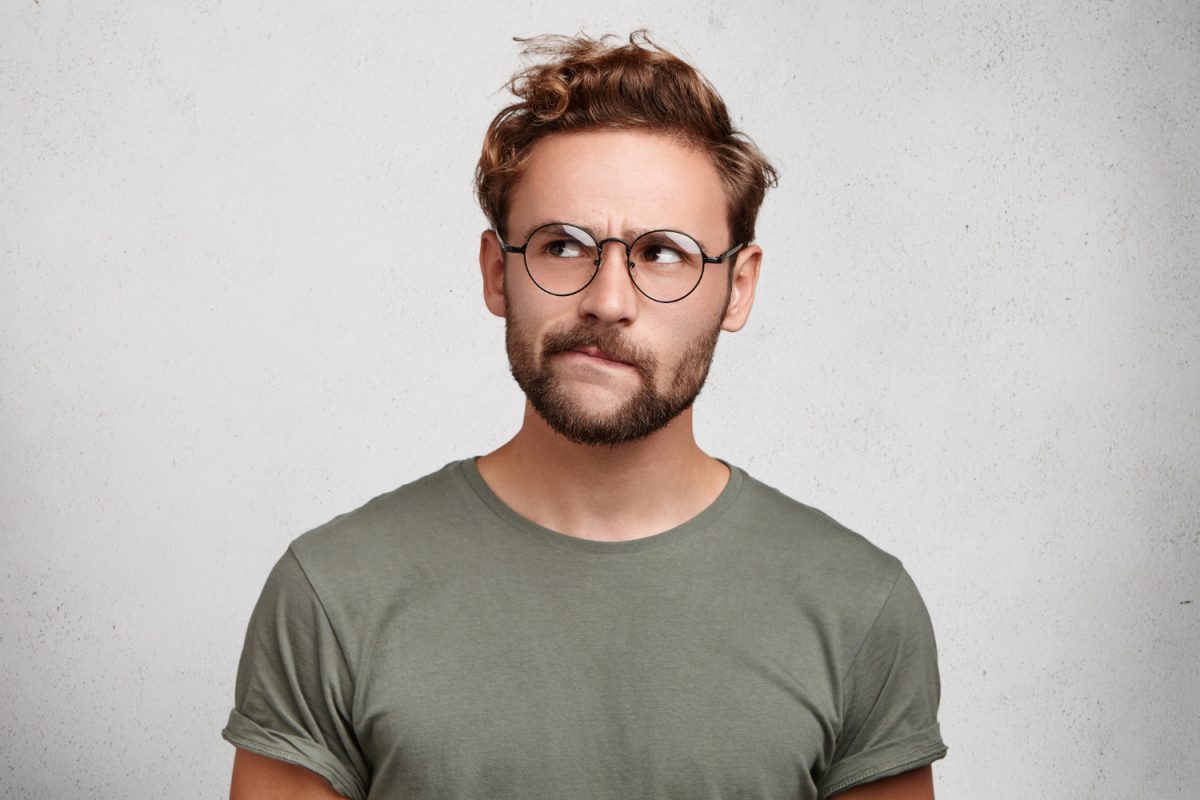 Jeune homme illettrée qui réfléchit