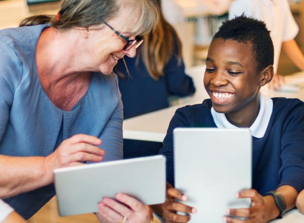 Professeure joyeuse et son élève en salle de classe