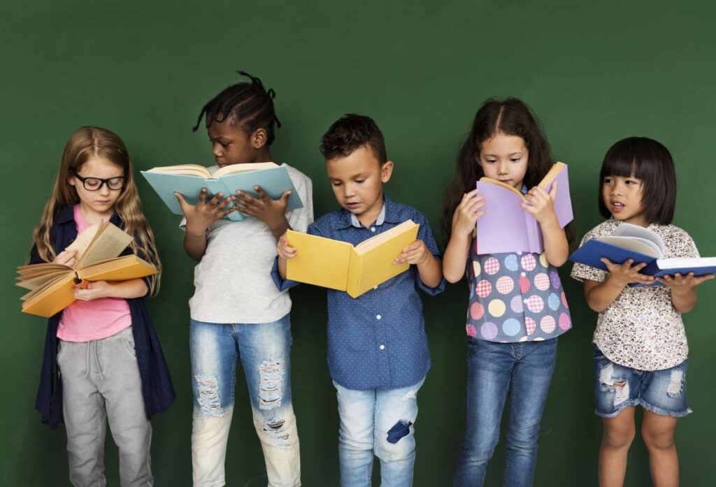 enfants avec livres